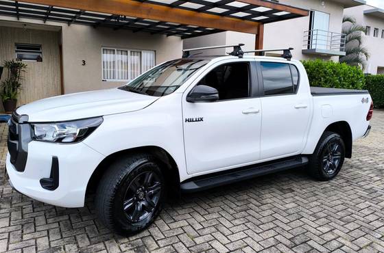 TOYOTA HILUX 2.8 D-4D TURBO DIESEL CD SR 4X4 AUTOMÁTICO